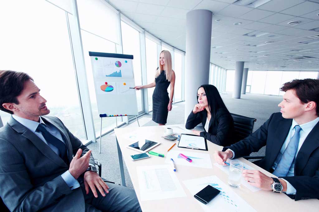 Reunión con clientes nuevos en un despacho contable
