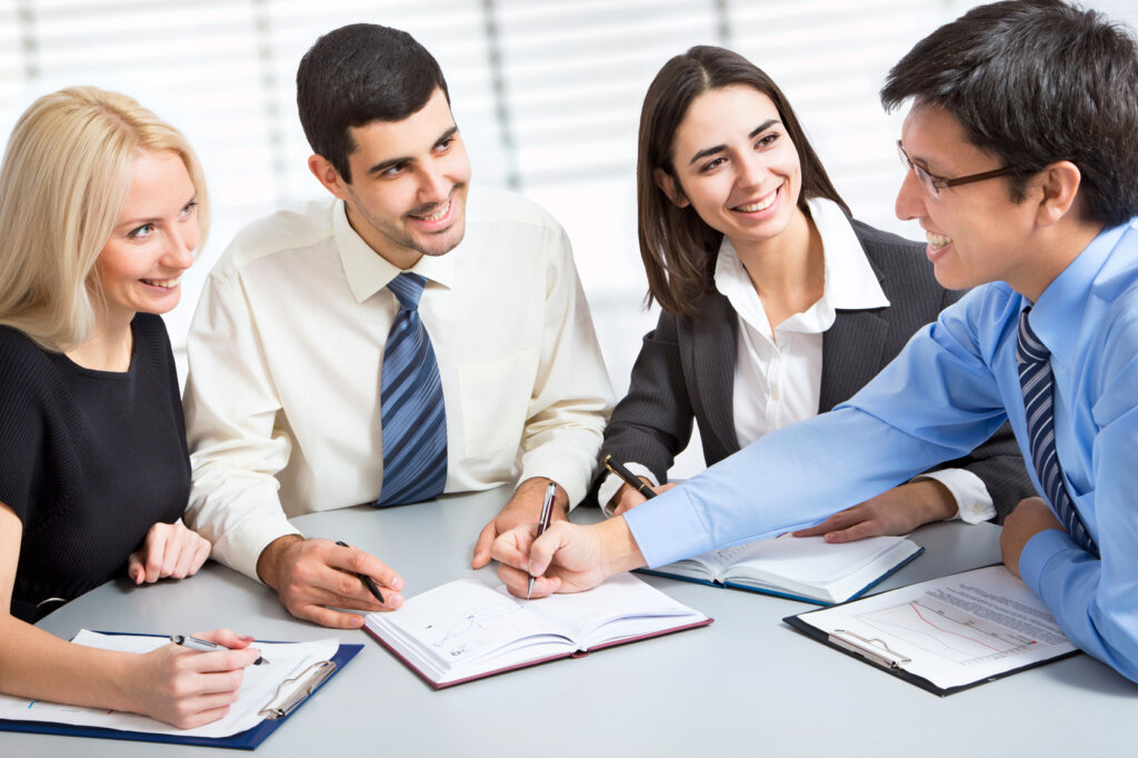 grupo de empresarios trabajando en el crecimiento para su empresa